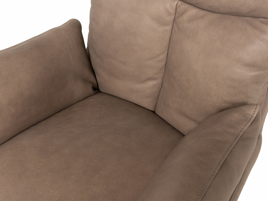 Nahaufnahme eines braunen Ledersessels, der luxuriösen Komfort mit weichen Armlehnen und einer gepolsterten Rückenlehne bietet