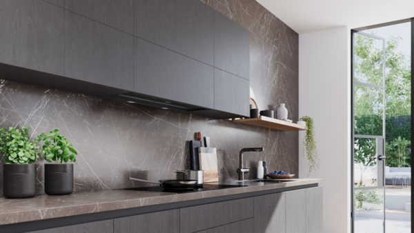 Moderne Küche mit dunkler Marmorwand und -arbeitsplatte. Über dem Induktionskochfeld ist die unauffällige, integrierte Siemens studioLine Design-Dunstabzugshaube LJ99BET65 in einem Oberschrank verbaut.