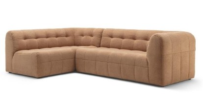 rotbraunes Ecksofa vor weißem Hintergrund