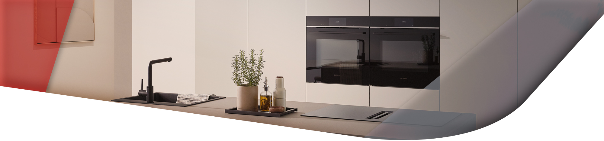 Moderne, beige Küche mit Siemens powerLine Einbaugeräten in edlem schwarzem Design.