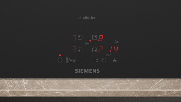 Detailansicht des „touchSlider“ Bedienfelds auf dem matten Siemens Kochfeld. Die roten LED-Anzeigen zeigen Leistungsstufen für vier Kochzonen sowie eine Timer-Einstellung von 14 Minuten an.