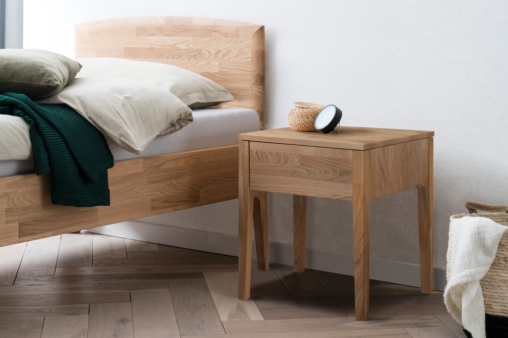 brauner Nachttisch auf hohen Beinen mit einer Schublade an einem Bett stilvoll dekoriert in einem modernen hellen zimmer Styly von Hasena