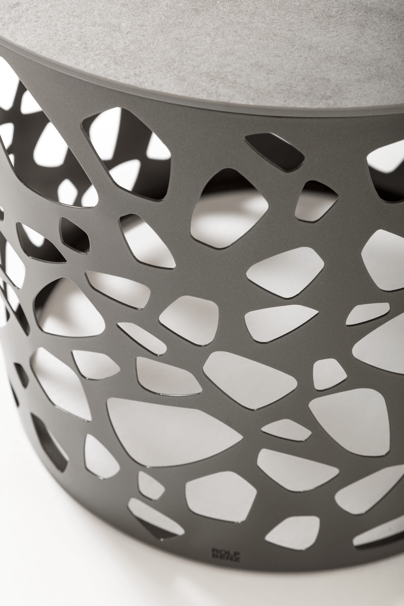 Nahaufnahme eines modernen Couchtisches mit einzigartigem geometrischen Design aus Metallausschnitten und einer Filzauflage.