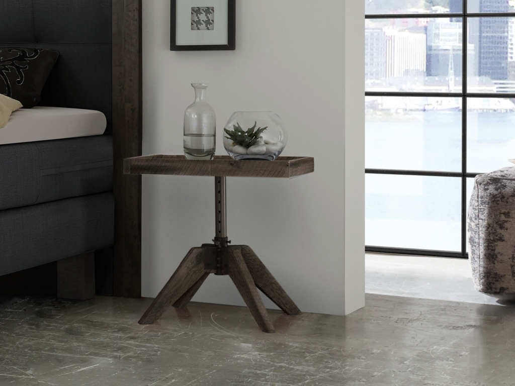 brauner exklusiver Holznachttisch auf dreibeinfüßen und einer Platte in Tablettform mit Glasablage stilvoll dekoriert an einem Bett Hasena Carpi 