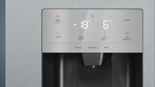Detailansicht einer Kühlschrank-Touch-Steuerung mit Funktionen zur Temperaturregelung und einem Eis- und Wasserspender