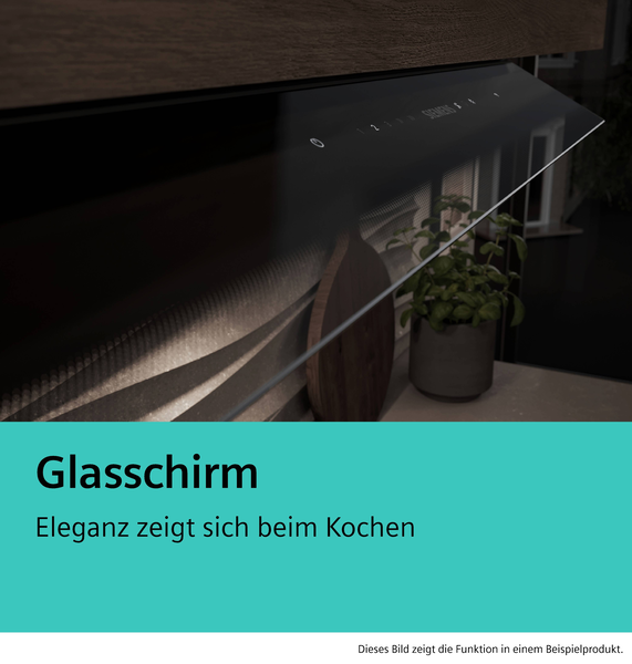 Detailansicht des eleganten, schwarzen Glasschirms der Dunstabzugshaube im Profil vor einer modernen Küchenrückwand.