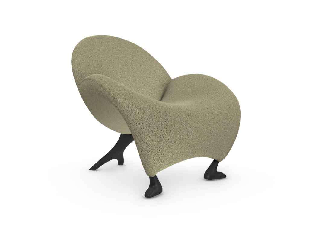 Ein beige Designer-Sessel mit geschwungener, einzigartiger Form und schwarzen Beinen