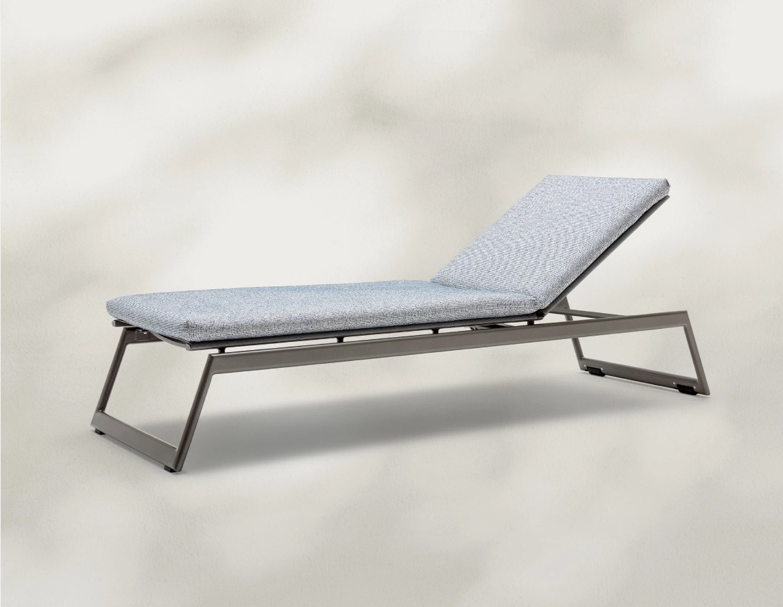 Elegante Liege mit grauem Polster und stabilem Metallgestell, ideal für Wohnzimmer oder Terrassen