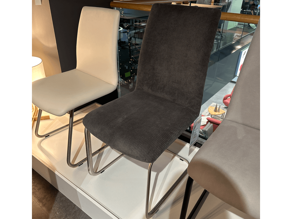 Venjakob EILEEN | 1x Freischwinger Esszimmerstühle mit Metallgestell und Polsterung in verschiedenen Farben ausgestellt in einem Möbelgeschäft