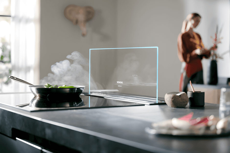glassdraftair von Siemens mit Pfanne auf dem Kochfeld