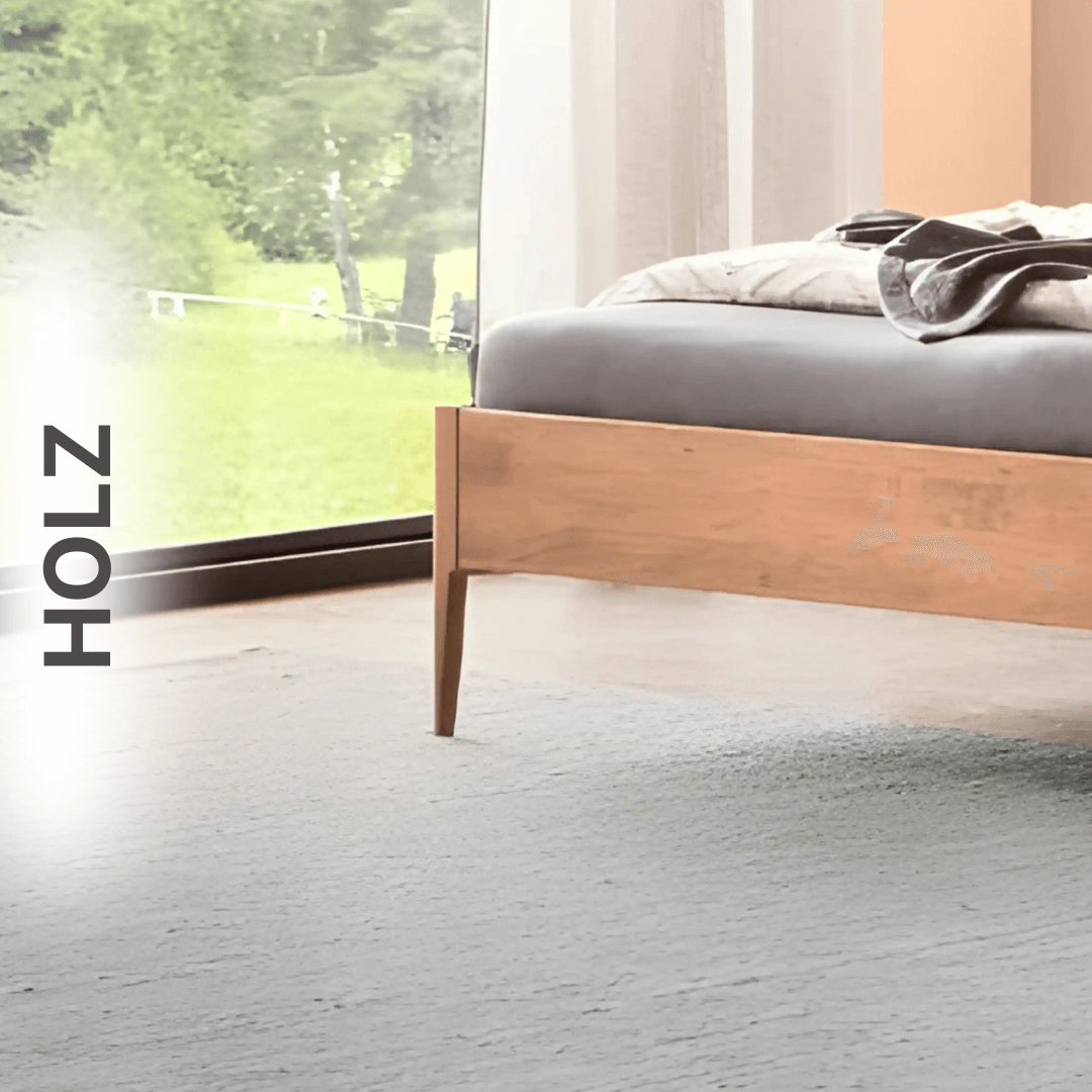 Holzbett mit Fokus auf den Fuß aus Holz