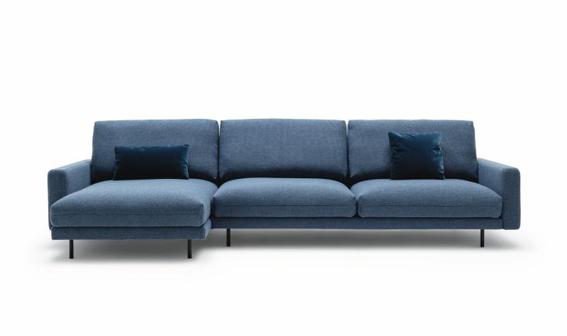 Stilvolles Funktionssofa in blau mit schwarzen Füßen, modernes Design vor einem weißen Hintergrund