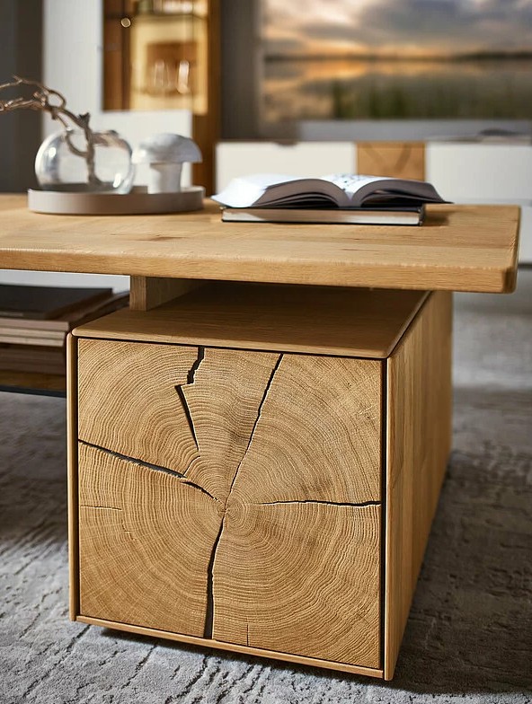 Detailaufnahme eines Couchtisches mit Hirnholzakzent stilvoll dekoriert