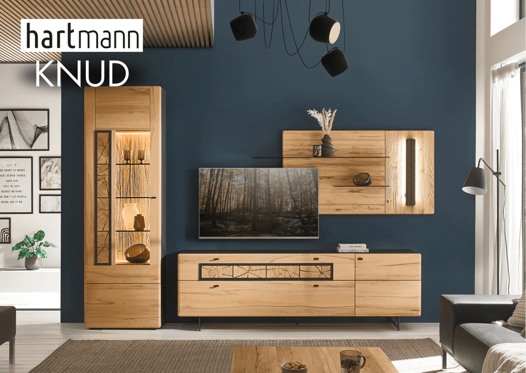 Massivholz Wohnwand mit anthrazit Akzenten und atmosphärischer Beleuchtung