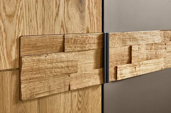 Holzakzent an einem Kleiderschrank oder einer Kommode