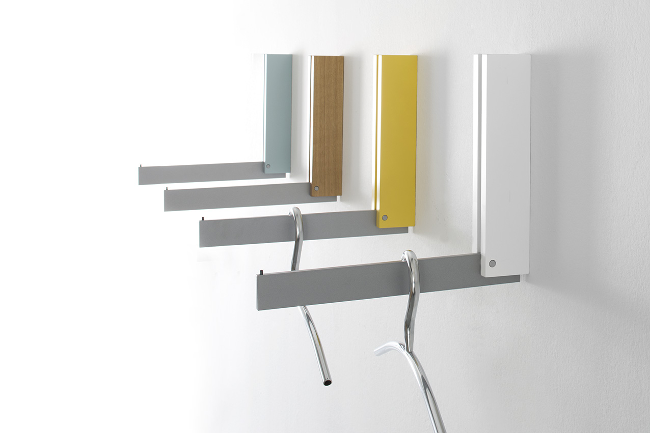 Sudbrock - Klapphaken (Designelement) | Kleiderhaken) | alle Ausführungen konfigurierbar vier bunte klapphaken in blau, braun, gelb, weiß von sudbrock designelement
