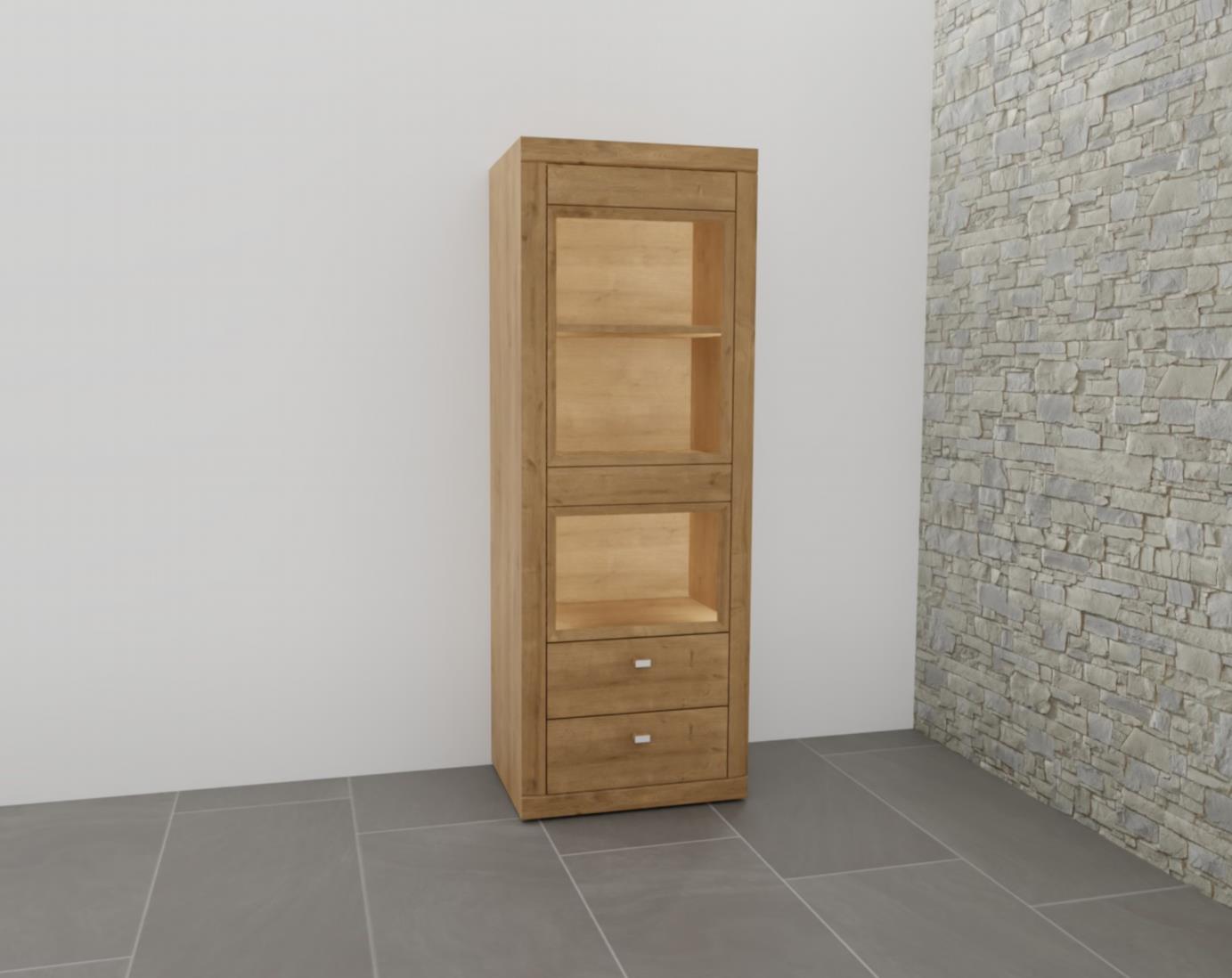 Wöstmann Aurum - Vitrinenschrank | Type 4632 | Wildeiche massiv | B: 60,2 cm | konfigurierbar Ein Holz Highboard mit zwei Regalfächern und zwei Schubladen, auf grauem Boden nahe einer Steinwand