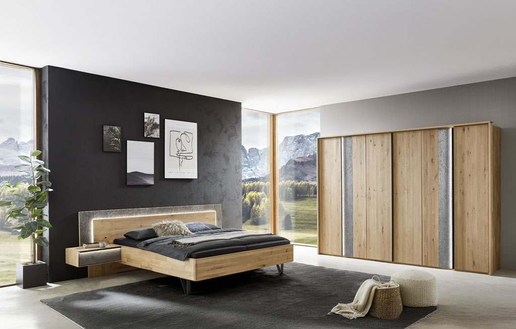 modernes braunes Schlafzimmer mit Bett und Kleiderschrank stilvoll dekoriert in einem hellen Raum