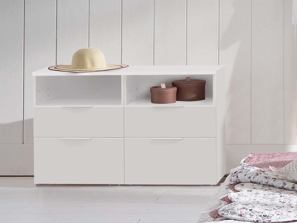 graue kommode mit vier schubladen und und zwei offenen fächern stilvoll dekoriert in einem modernen zimmer dowio von hasena