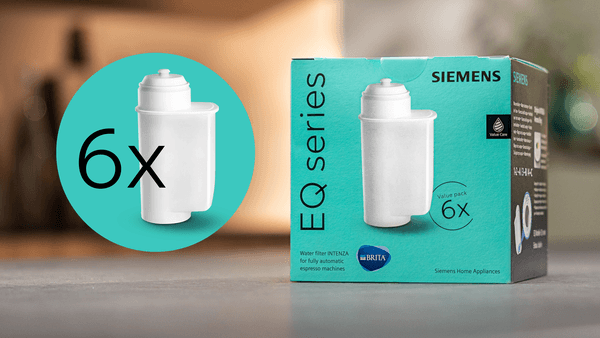 Die türkisfarbene Siemens-Verpackung steht in einer Küche, während ein großes kreisförmiges Icon die Aufschrift „6x“ neben dem Wasserfilter hervorhebt.