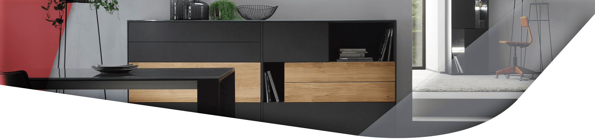 Elegante schwarze Kommode mit Holzelementen, dekoriert mit Pflanzen und Vasen in einem modernen Wohnraum