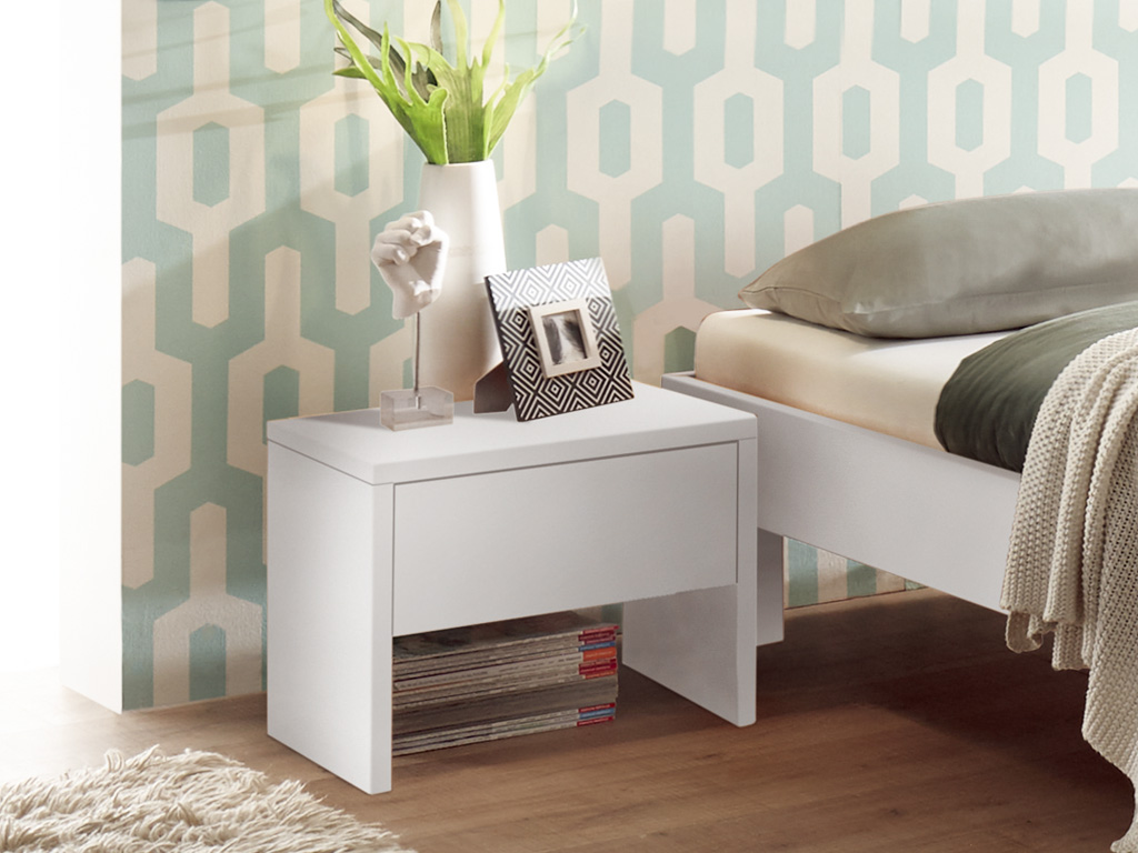 Hasena - Salva Nachttisch mit Schublade |  B: 48 cm | alle Ausführungen konfigurierbar weißer nachttisch mit einer schublade stilvoll dekoriert an einem bett in einem hellen zimmer vor einer wand mit mustertapete salva von hasena