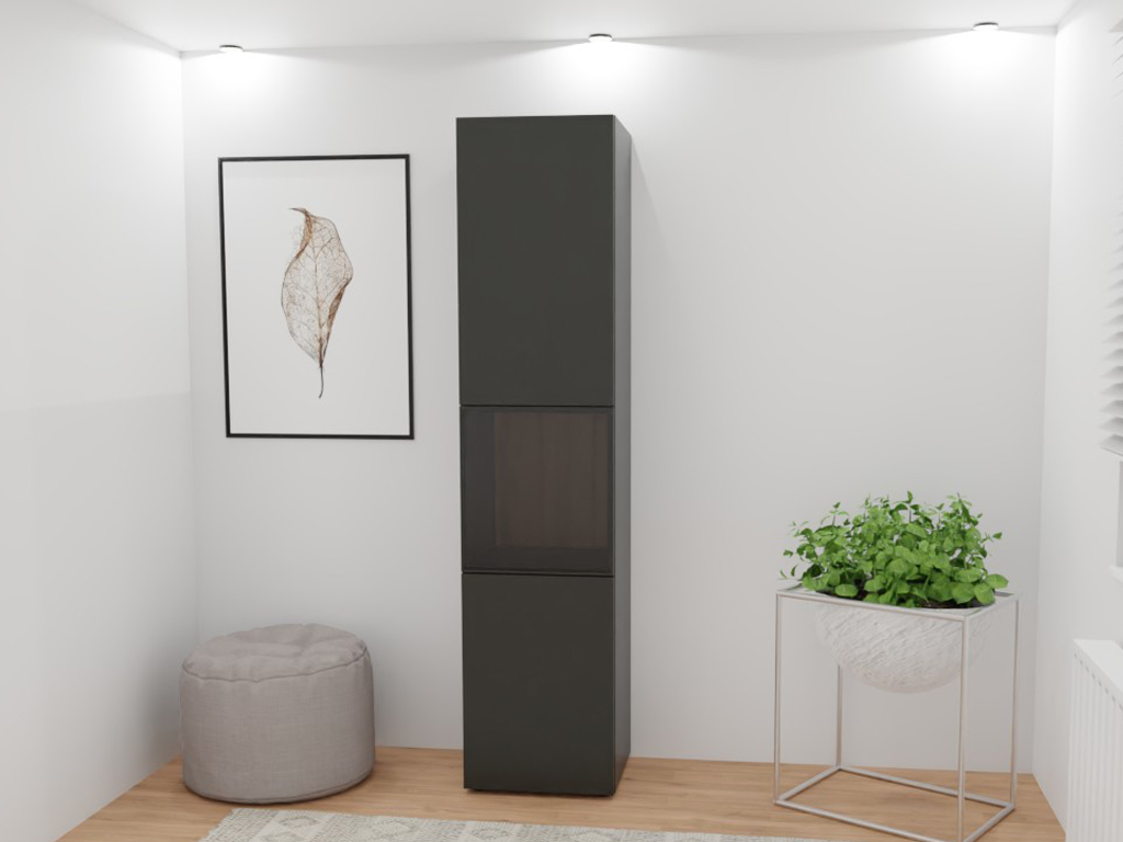 Sudbrock Cubo - Standvitrine | B: 60,0 cm | H: 217,8 cm | Lack quarz | Türanschlag links Ecke eines modernen Wohnzimmers mit einem hohen, schwarzen Kamin, einer pflanzlichen Dekoration auf einem Metallständer und einem gerahmten Kunstwerk an der Wand.