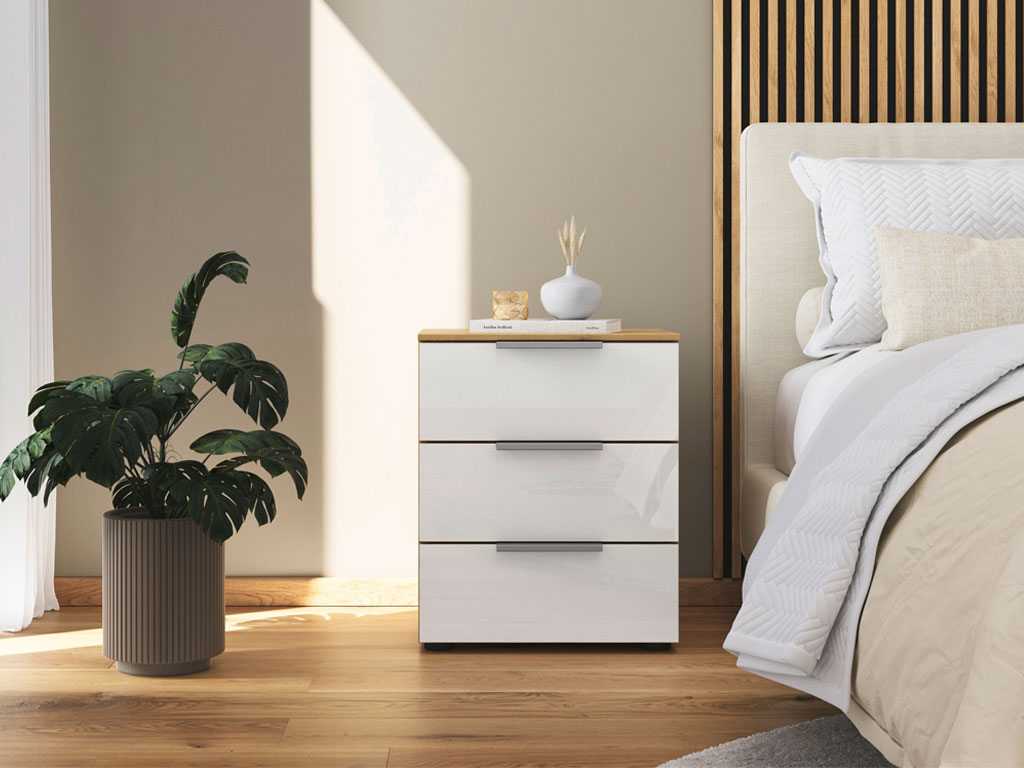 weißer nachttisch mit drei schubkästen platziert neben einem bett in einem modernen zimmer stilvoll dekoriert
