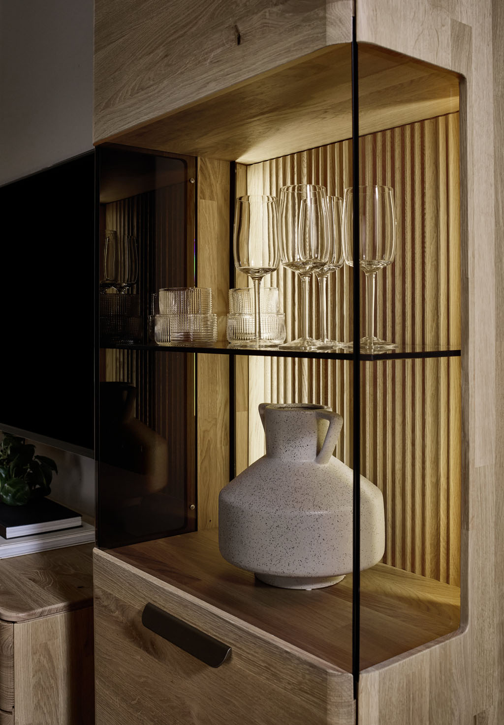 Detailaufnahme einer brauner Vitrinen mit Beleuchtung