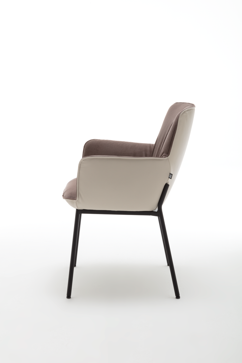 Seitenansicht eines modernen, gepolsterten Stuhls mit brauner Sitzfläche und hellen Armlehnen, unterstützt von einem Metallrahmen