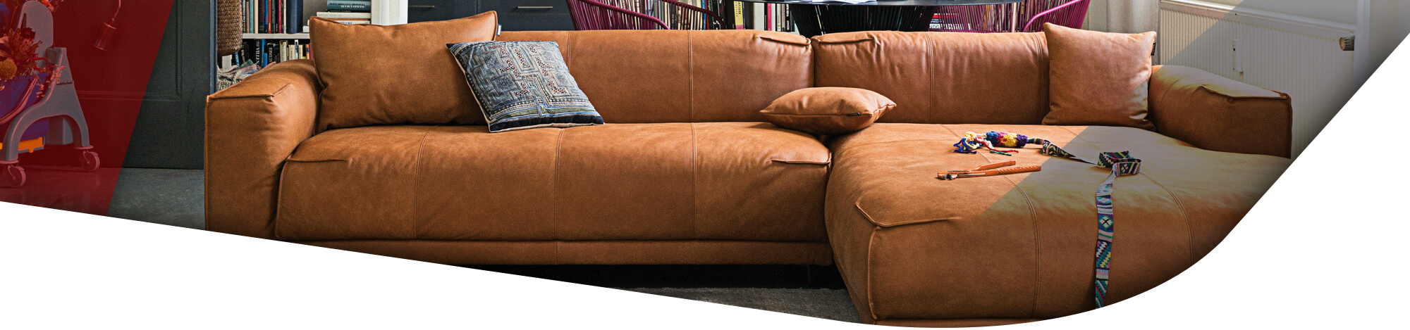 Ledercouch in orange und mit Ziernaht