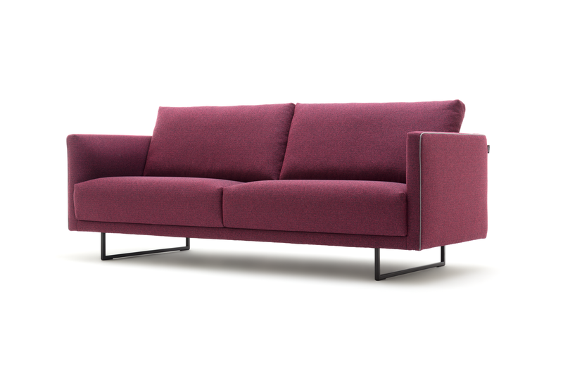 freistil Rolf Benz 133 - Sofa | alle Ausführungen konfigurierbar Elegantes, burgunderrotes Sofa mit schlichtem, modernem Design und schwarzen Metallfüßen.