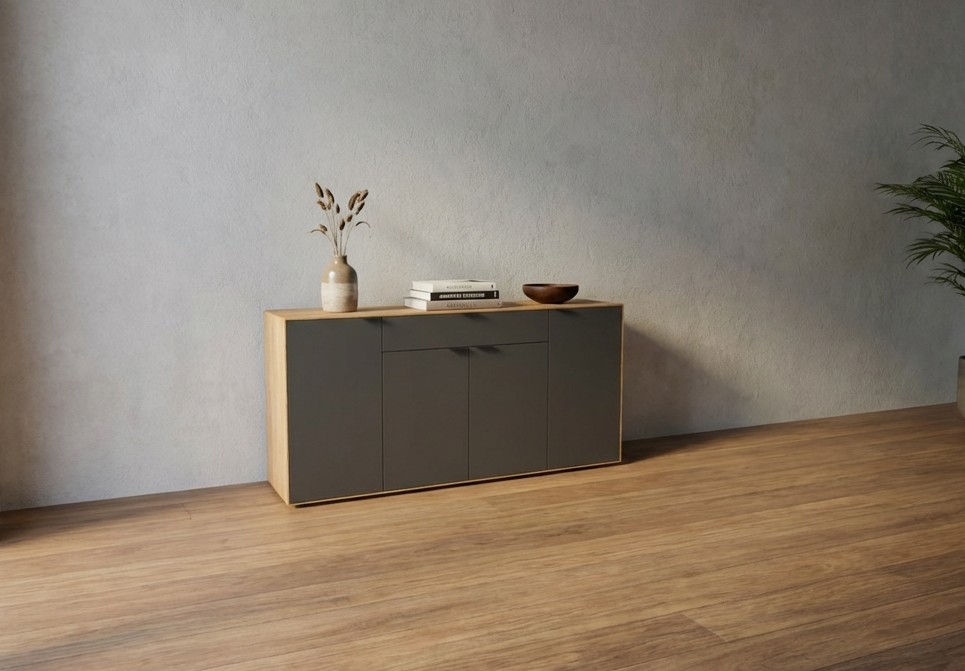 modernes braun graues Sideboards stilvoll dekoriert in einem modernen Zimmer