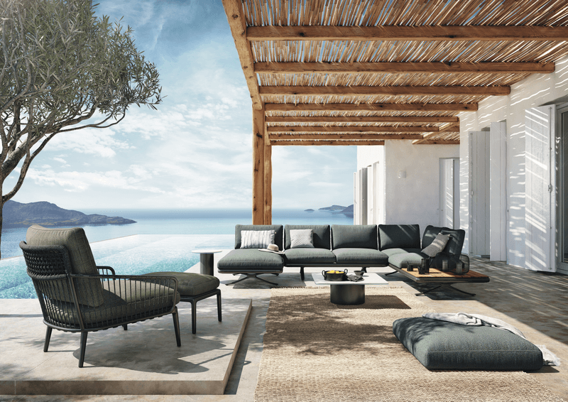 Terrasse mit gemütlichen Gartenmöbeln, Infinity-Pool und Meerblick, schattiert durch Holzdach mit Bambus