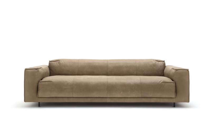 Beiges Ledersofa mit modernem Design und breiten Armlehnen für stilvolles Wohnen