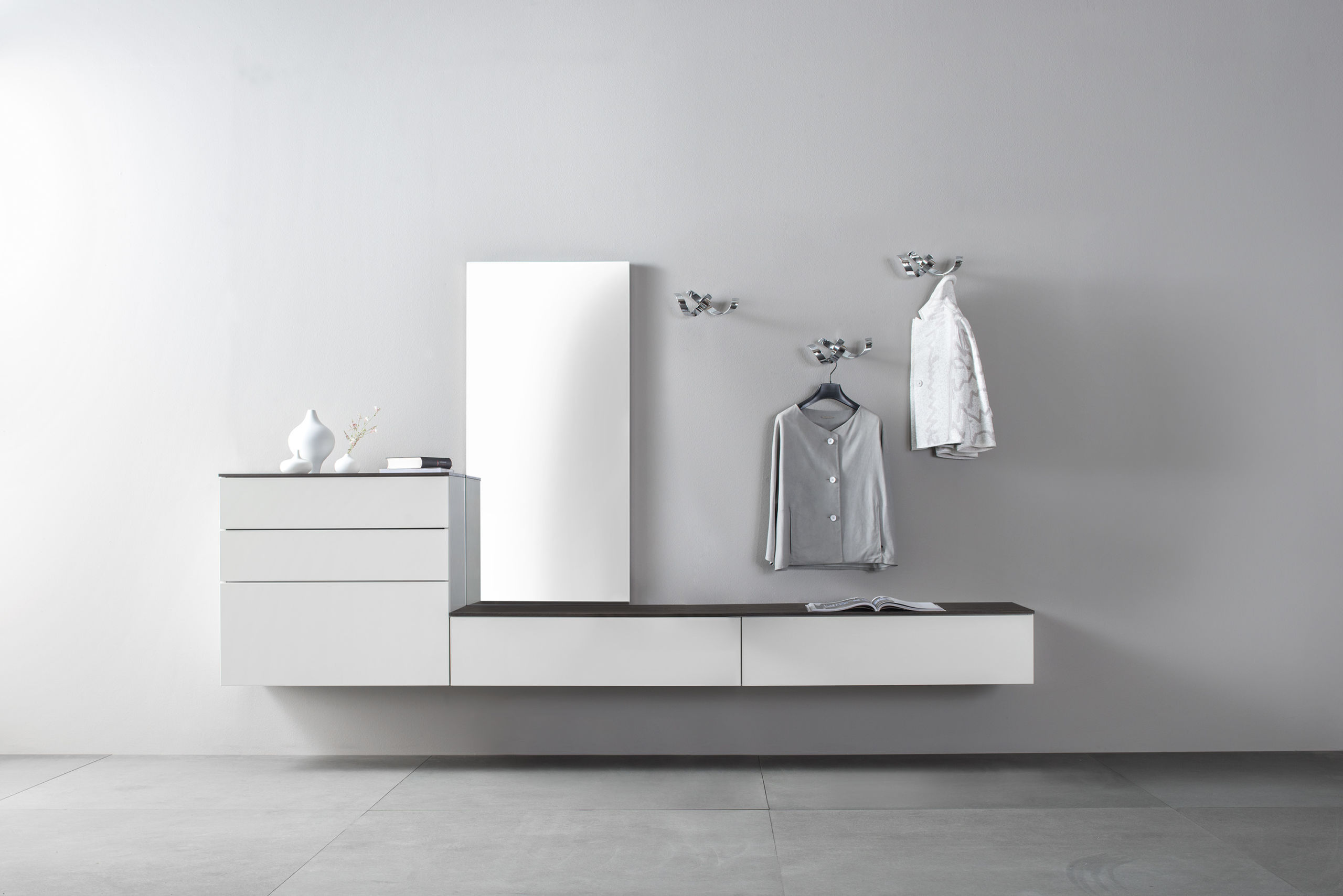 Sudbrock Tando - Garderobe | Lack blütenweiß, Furnier Wildeiche coffee  | B: 280 cm Minimalistische Flurkommode mit Spiegel, Wandhaken und hängender Kleidung, modernes Design in hellem Raum