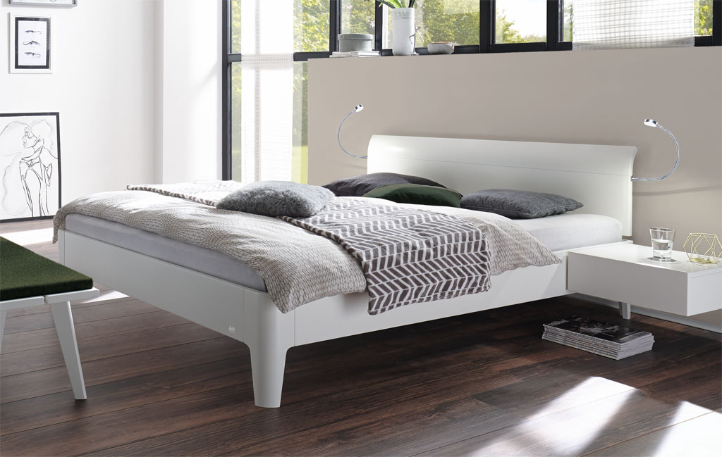 Hasena Fine-Line Bett | Syma 18 Rahmen | Xylo Füße | Vola Kopfteil | weiss deckend lackiert