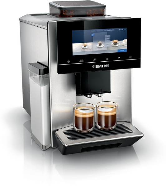 Siemens - Kaffeevollautomat EQ900 | Edelstahl | TQ903D03 Siemens Kaffeemaschine in Edelstahl mit Touchscreen und zwei gefüllten Kaffeegläsern