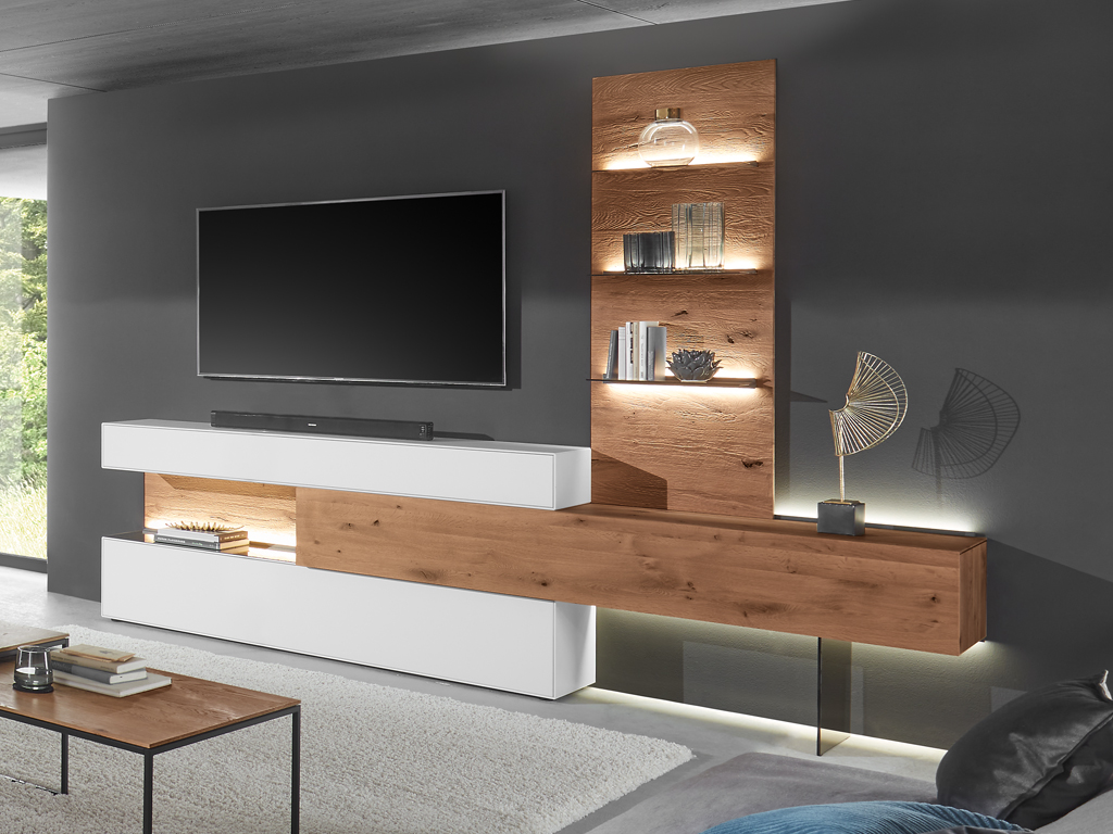 hartmann Torido - Wohnwand V22 | Lack weiß / Kerneiche Umato | B: 308,0 cm Wohnwand mit weißem Sideboard und passenden Holzelementen als Lowboard und Regalelement.
