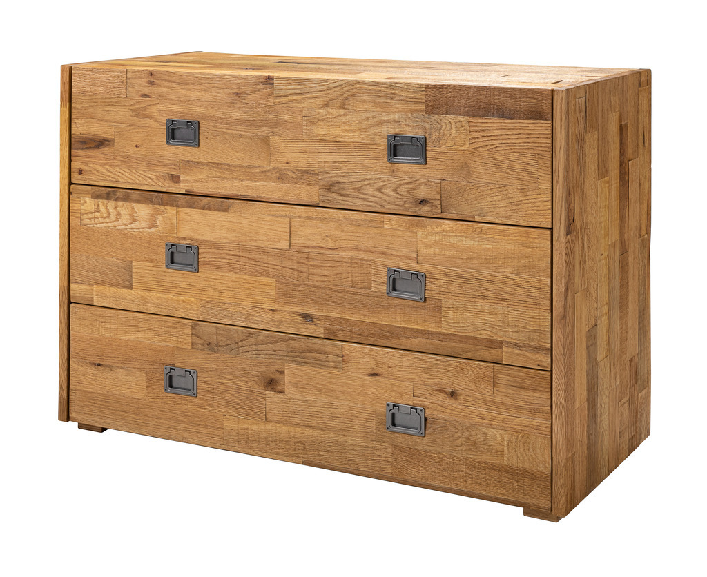 Kommode aus hellbraunem Holz im used look mit drei Schubladen und markanten eingelassenen metallgriffen im indutrial style vor weißem hintergrund calino von hasena