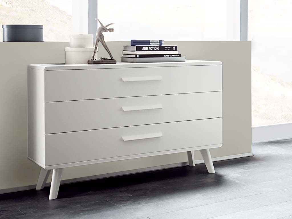 Hasena - Sigma Kommode mit 3 Schubladen | B: 120 cm | alle Ausführungen konfigurierbar weiße Kommode mit drei schubladen und drei farbliche passenden griffen auf vier hohen füßen stilvoll dekoriert in einem hellen zimmer sigma von hasena