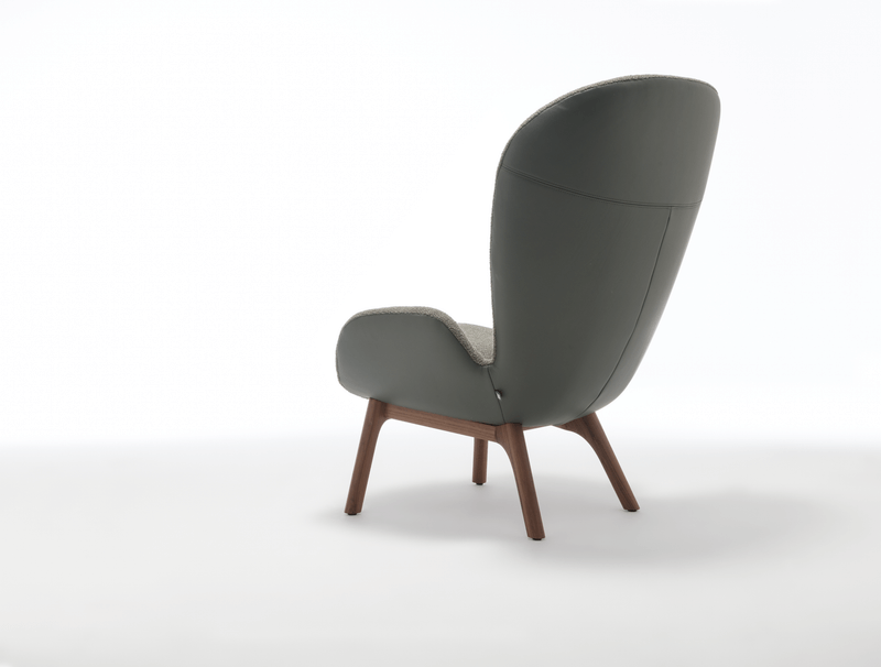 Ein moderner, grauer Sessel mit Holzbeinen in der Rückansicht, ideal für stilvolles Wohnen