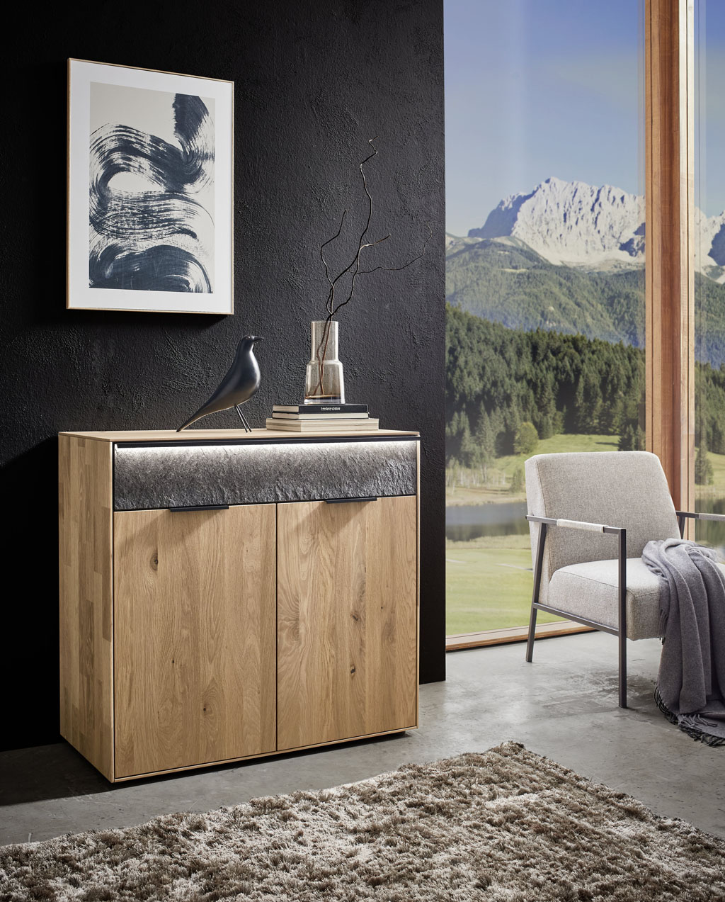 braune moderne Holzkommode mit graumeliertere Schublade stilvoll dekoriert in eine modernen Raum