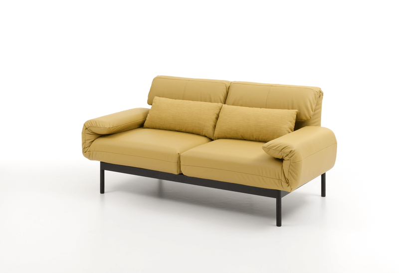 Ein modernes gelbes Zweisitzer-Sofa mit dazugehörigen Kissen, geeignet für ein stilvolles Wohnzimmer.