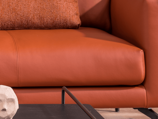 orange/braune Couch mit sichtbarer Abzeichnung von Schaumstoffstäbchen in der Polsterung