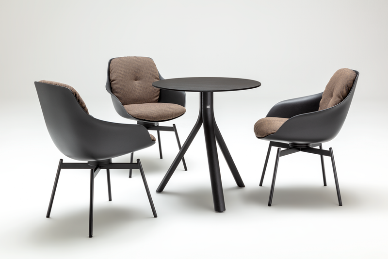 Set aus Beistelltisch und drei Schalenstühlen in schwarz