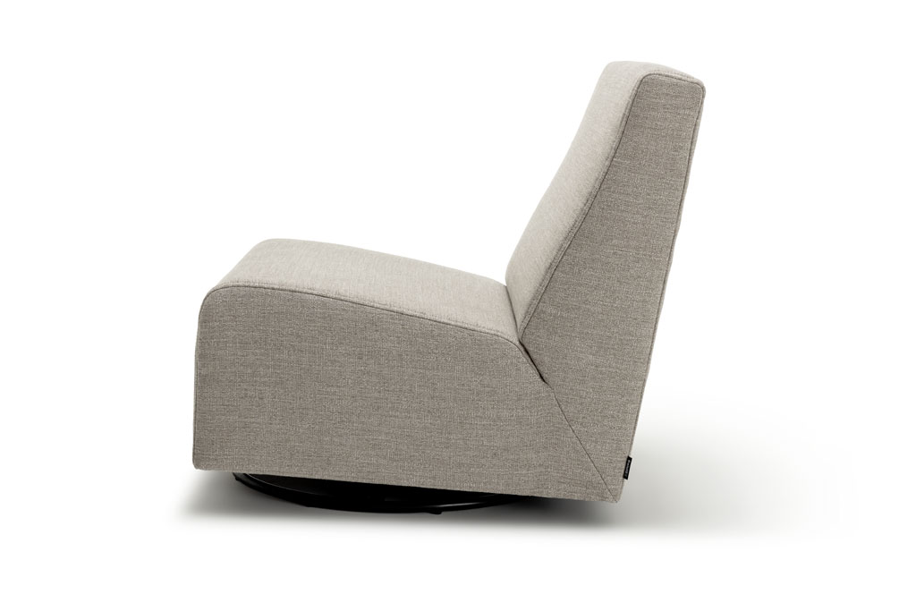 grauer Polstersessel in eckiger Form vor weißem Hintergrund