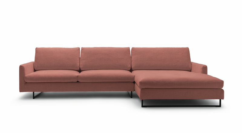 Modernes Ecksofa in Terrakotta mit schwarzem Metallgestell und linksseitiger Armlehne