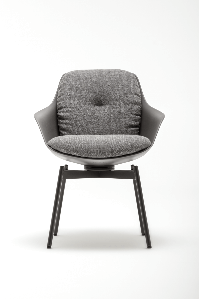 Frontalansicht eines modernen grauen Bürostuhls mit gepolstertem Sitz und stabilen Metallbeinen