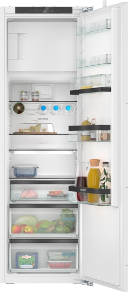 Siemens studioLine - Einbau-Kühlautomat iQ500 (177.5x56 cm) INKL. 5 JAHRE GARANTIE | KI82LSDD0 Ein geöffneter, moderner Einbaukühlschrank, gefüllt mit Lebensmitteln wie Obst, Gemüse, Getränken und Milchprodukten. Der Kühlschrank hat mehrere transparente Ablagen und Schubladen.